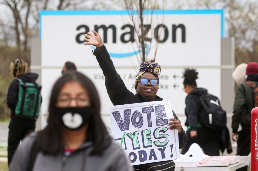 Funcionário sindicalizado da Amazon protesta por melhores condições de trabalho nos arredores do centro de logística da empresa em Staten Island, Nova Iorque.