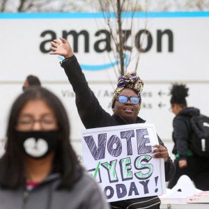 Funcionário sindicalizado da Amazon protesta por melhores condições de trabalho nos arredores do centro de logística da empresa em Staten Island, Nova Iorque.