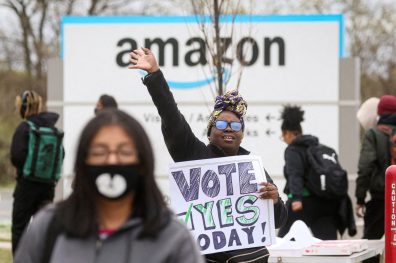 Amazon fecha em queda de 7% em NY com alegações de discriminação