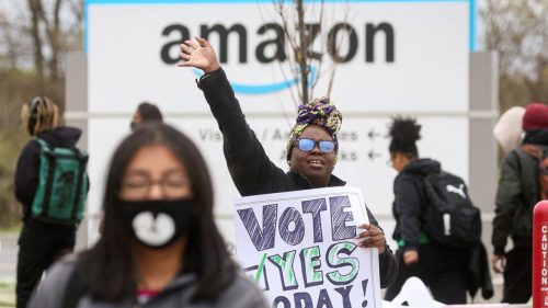 Protesto por melhores condições de trabalho organizado por funcionários sindicalizados da Amazon nos arredores do centro de logística da empresa em Staten Island, Nova Iorque. - Foto: REUTERS/Brendan McDermid