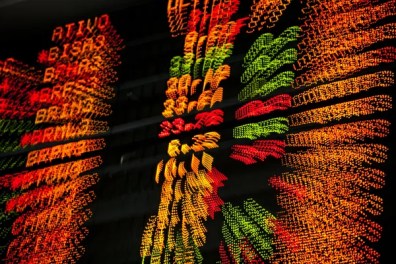 Mercado hoje: Ibovespa sobe forte e dólar cai a R$ 5,07