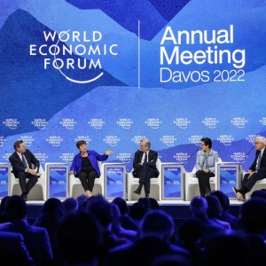 Cautela: Kristalina Georgieva (segunda a partir da esquerda), do FMI, admite que uma recessão não está fora do radar — Foto: AFP