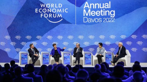 Cautela: Kristalina Georgieva (segunda a partir da esquerda), do FMI, admite que uma recessão não está fora do radar — Foto: AFP
