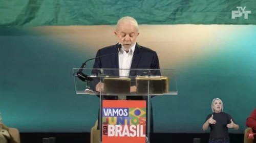 O ex-presidente Luiz Inácio Lula da Silva discursa no lançamento da pré-campanha da chapa Lula-Alckmin, em maio, em São Paulo (Foto: Reprodução Twitter/PT Brasil)