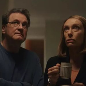 Colin Firth interpreta o marido e único suspeito da morte da personagem vivida por Toni Collette em “A Escada” — Foto: Reprodução