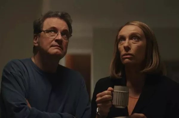 Colin Firth interpreta o marido e único suspeito da morte da personagem vivida por Toni Collette em “A Escada” — Foto: Reprodução
