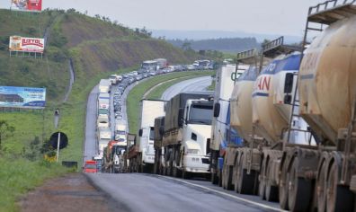 Governo avalia criar voucher a caminhoneiros e aumentar vale-gás