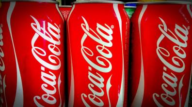 Justiça dos EUA condena ex-funcionária da Coca-Cola por roubo de segredos comerciais