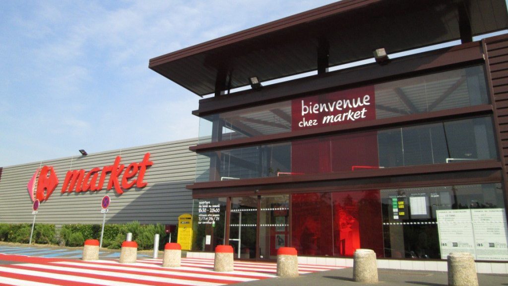 Fachada de supermercado Carrefour em Trevoux, França