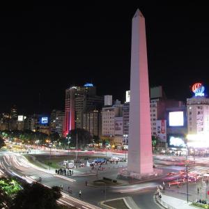 O Obelisco de Buenos Aires, monumento turístico localizado na 9 de julho, a avenida mais movimentada da capital da Argentina. Preço da gasolina na Argentina impacta o morador local.