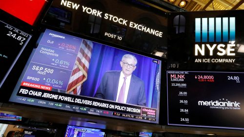 Telão durante pregão da Bolsa de NY (NYSE) mostra discurso de Jerome Powell, presidente do Fed. Foto: Reuters/Andrew Kelly