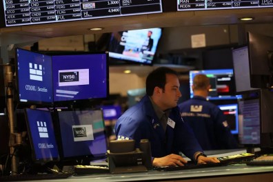 Bolsas NY: Índices de ações fecham em baixa após o rali de sexta-feira
