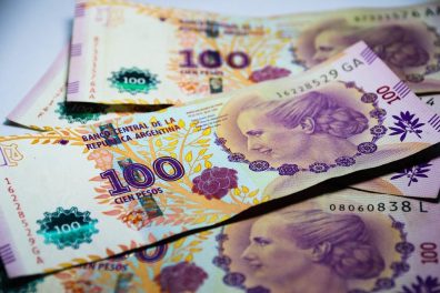 Peso argentino fica barato e venda da moeda aumenta 12% em um mês
