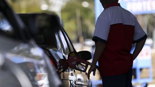 Carro sendo abastecido em posto de combustíveis. Foto: Marcelo Camargo/Agência Brasil