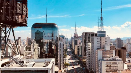 Vista aérea da avenida Paulista: feriado de Páscoa começa nesta sexta (29) - Foto: João Tzanno/Unsplash