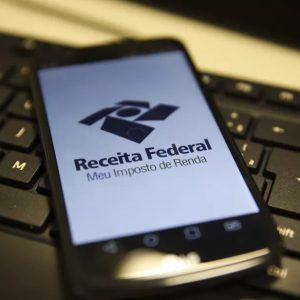 Foto do aplicativo da Receita Federal em um celular com o logo da instituição na tela de fundo branca