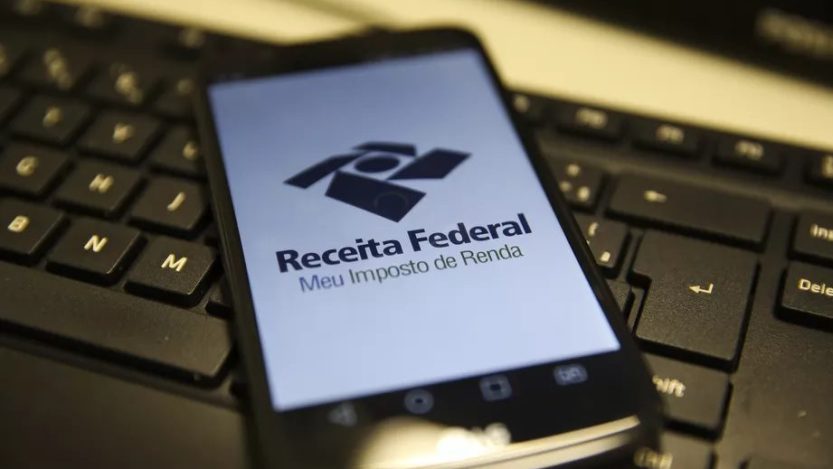 Foto do aplicativo da Receita Federal em um celular com o logo da instituição na tela de fundo branca