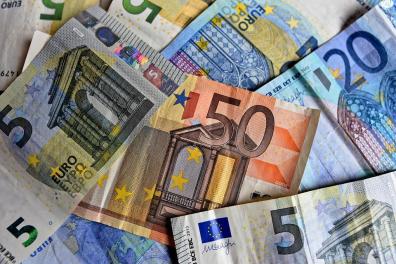 Moeda americana avança no exterior e atinge paridade com euro