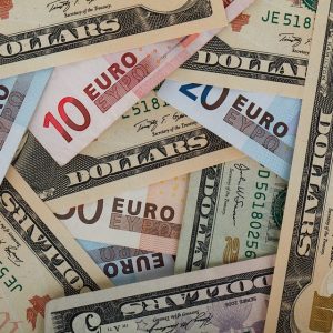 Euro fica abaixo de US$ 0,99 com crise energética no radar