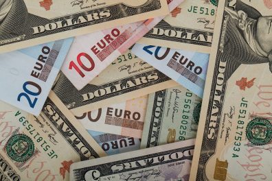 Paridade euro-dólar: moeda americana pode ficar ainda mais valorizada?