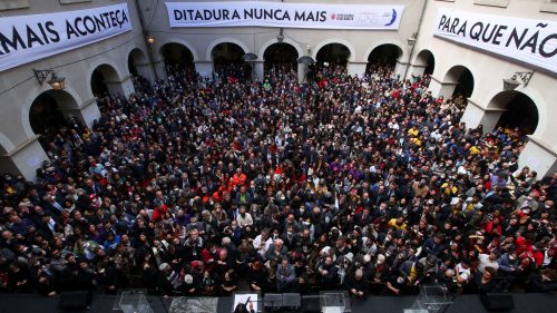 Multidão acompanha leitura de manifesto em defesa da democracia na Faculdade de Direito da Universidade de São Paulo. Foto: REUTERS/Amanda Perobelli