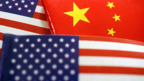 Bandeiras dos Estados Unidos e da China. Foto: REUTERS/Florence Lo/Illustration