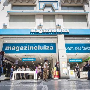 Foto de uma fachada de loja da Magazine Luiza, que está entre os destaques positivos do pregão nas ações em alta. Foto: Divulgação/Magazine Luiza