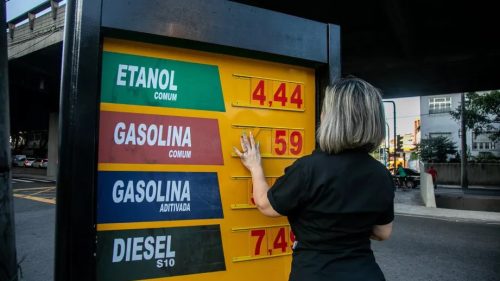 Painel mostra preços de combustíveis em posto (Foto: Brenno Carvalho/O GLOBO)