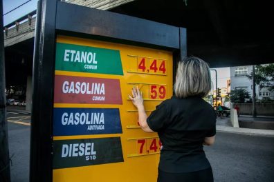 Novo corte na gasolina abre espaço para deflação em setembro, diz FGV Ibre