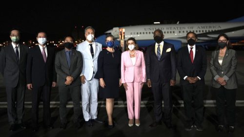 Nancy Pelosi, de rosa ao centro, chega a Taiwan. Foto: Reprodução/Twitter/@SpeakerPelosi