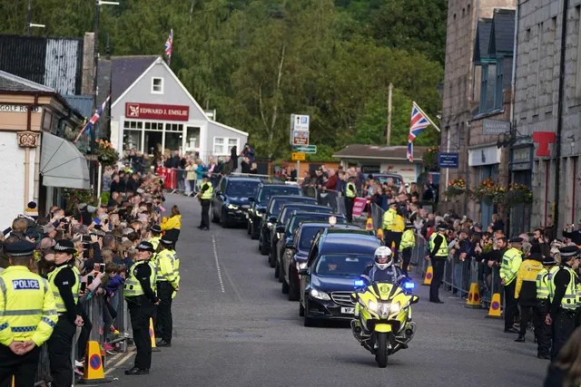 Público vai às ruas de Ballater, na Escócia, acompanhar passagem do caixão da rainha Elizabeth 2ª