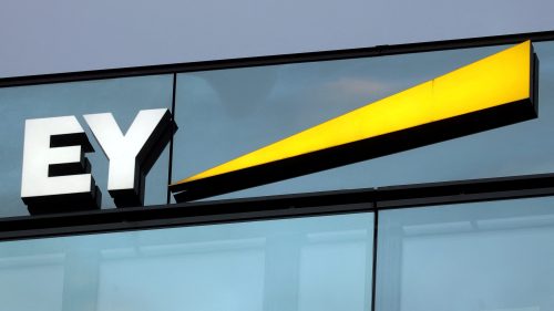 Fachada prédio EY, antiga Ernst & Young, em Zurique, Suíça - uma das 4 empresas que estão atrasando a publicação de balanços - Foto: Arnd Wiegmann/Reuters

