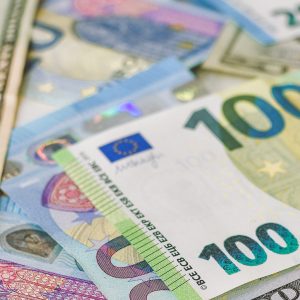 Bolsas da Europa recuam, com cautela pré decisão de juros na zona do Euro