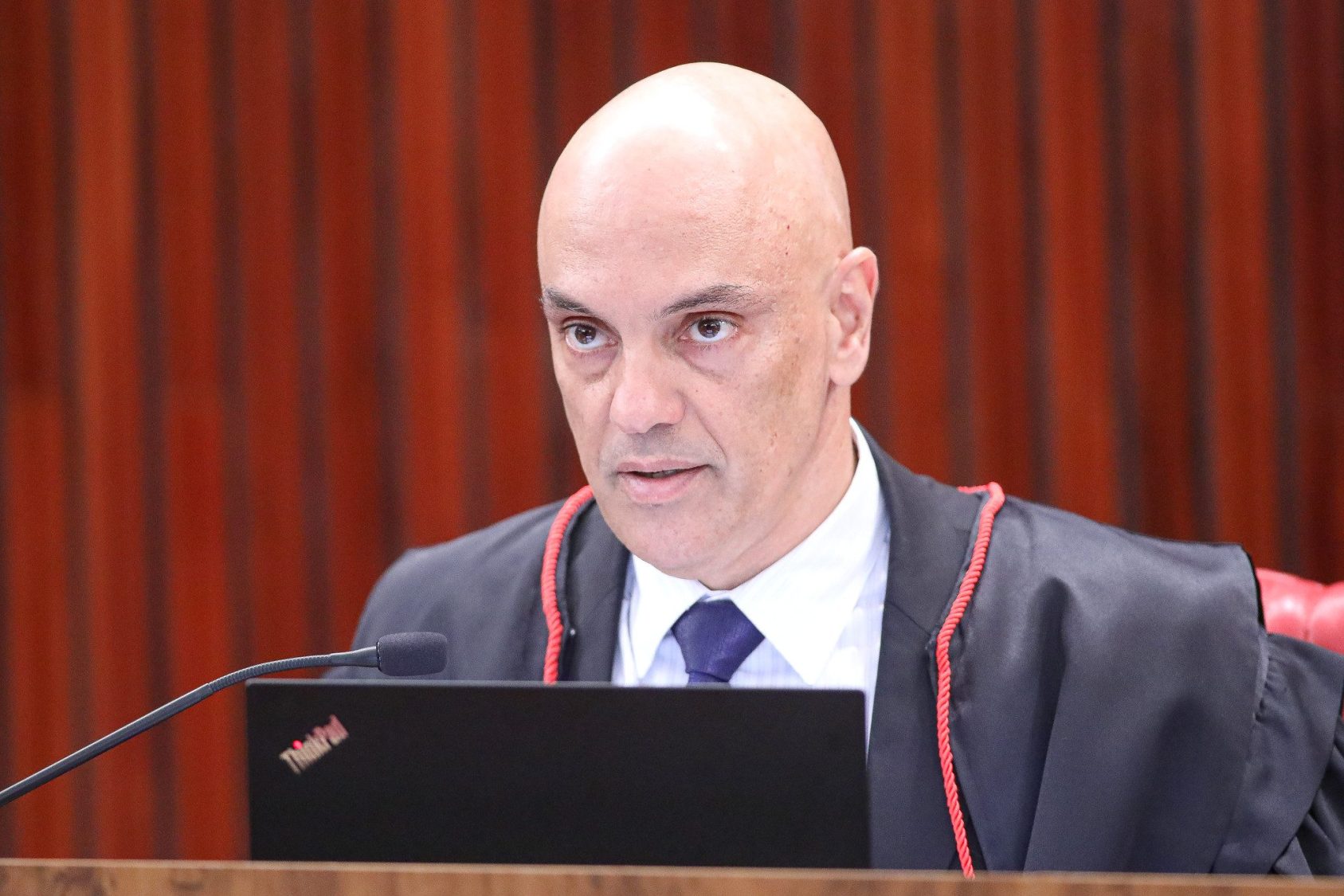 Foto de Alexandre de Moraes, vestido com a beca dos ministros do STF, durante sessão plenária