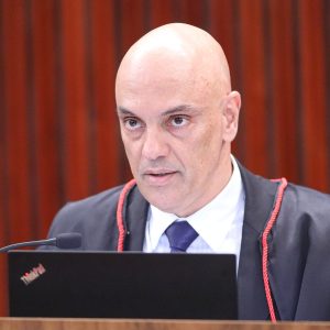Foto de Alexandre de Moraes, vestido com a beca dos ministros do STF, durante sessão plenária