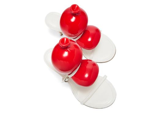 Sandália da marca espanhola Loewe de salto alto, branca, com uma bexiga vermelha presa à tira