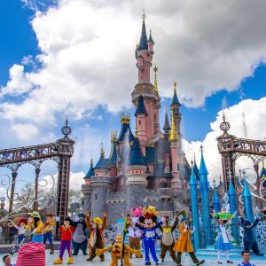 Disney anuncia aumentos de preços em parques temáticos, aumentos de preços impulsionaram os ganhos da divisão de parques, experiências e produtos da Disney, ajudando a empresa a atingir lucros recordes nos últimos anos