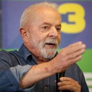 Classe cultural do Rio organiza festa na Cinelândia para festejar os 77 anos de Lula Miguel Schincariol / AFP