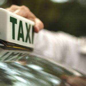 Governo vai pagar parcela extra do auxílio a taxistas e antecipar depósito a caminhoneiros