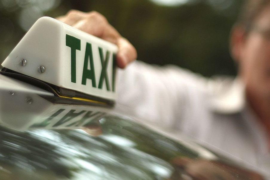 Governo vai pagar parcela extra do auxílio a taxistas e antecipar depósito a caminhoneiros