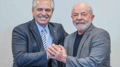 Lula cumprimenta Alberto Fernández, presidente da Argentina: moeda comum do Mercosul seria viável? - Foto: Ricardo Stuckert/ Divulgação