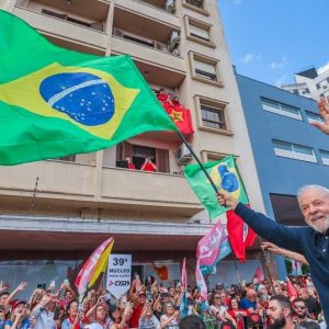 Lula desfila com faixa do Brasil