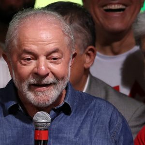 Foto de Luiz Inácio Lula da Silva durante discurso em torno de apoiadores; como fica o mercado financeiro após sua eleição?