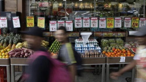 Preços de mercadorias exibidos em supermercado no Rio de Janeiro. Foto: Ricardo Moraes/Reuters