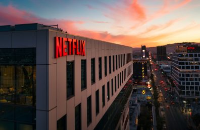 Netflix (NLFX34) amplia base de assinantes em 13,12 milhões no 4º tri e ação sobe