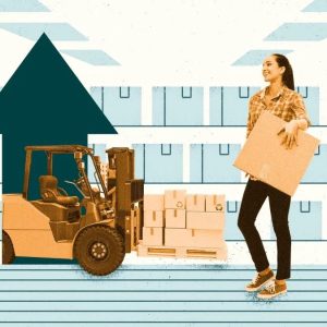 Colagem da imagem de uma mulher segurando uma caixa e um carrinho carregando diversas caixas. Ao fundo, ilustrações de pilhas de caixas e uma seta para cima.