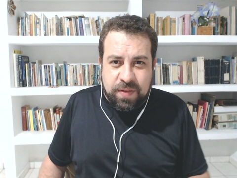 Foto de Guilherme Boulos falando à câmera durante entrevista