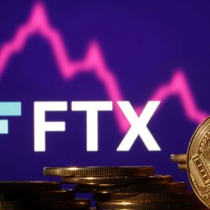 Logo da FTX com criptomoedas à frente e gráfico decrescente em vermelho