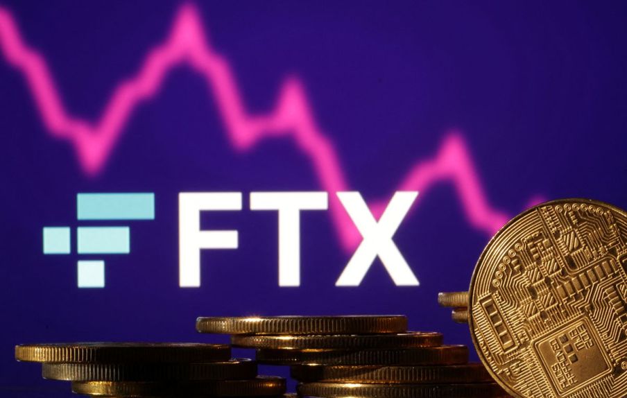 Logo da FTX com criptomoedas à frente e gráfico decrescente em vermelho