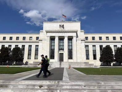 Fed anuncia pausa na alta de juros, no intervalo entre 5% e 5,25%, em linha com expectativas